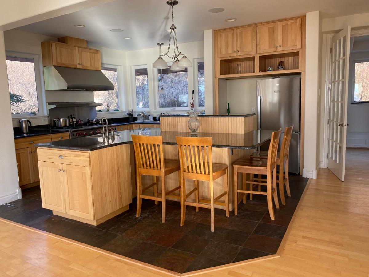 Frenchy'S Adventure Bed And Breakfast Anchorage Exterior foto